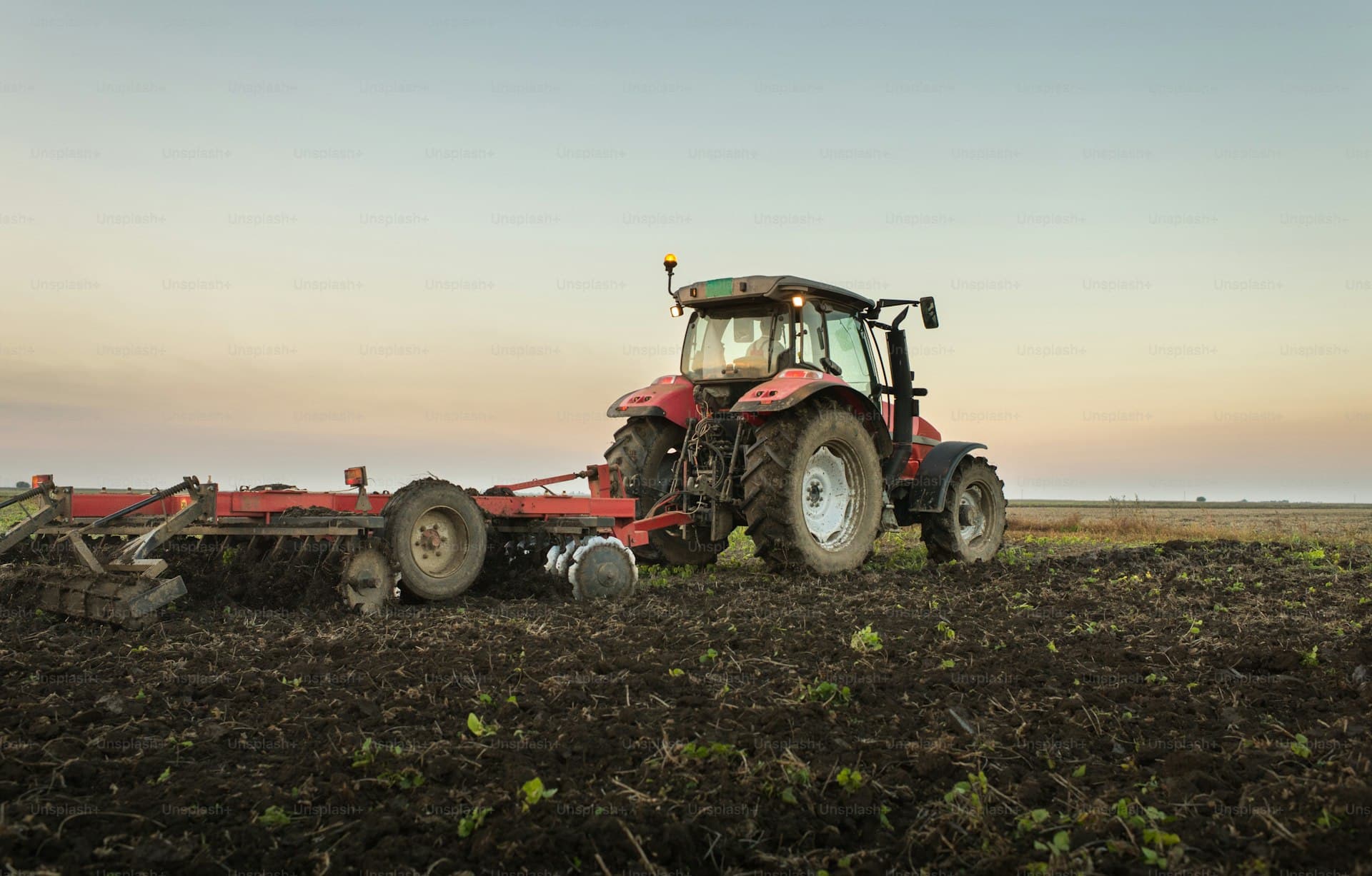 Champ agricole avec tracteur